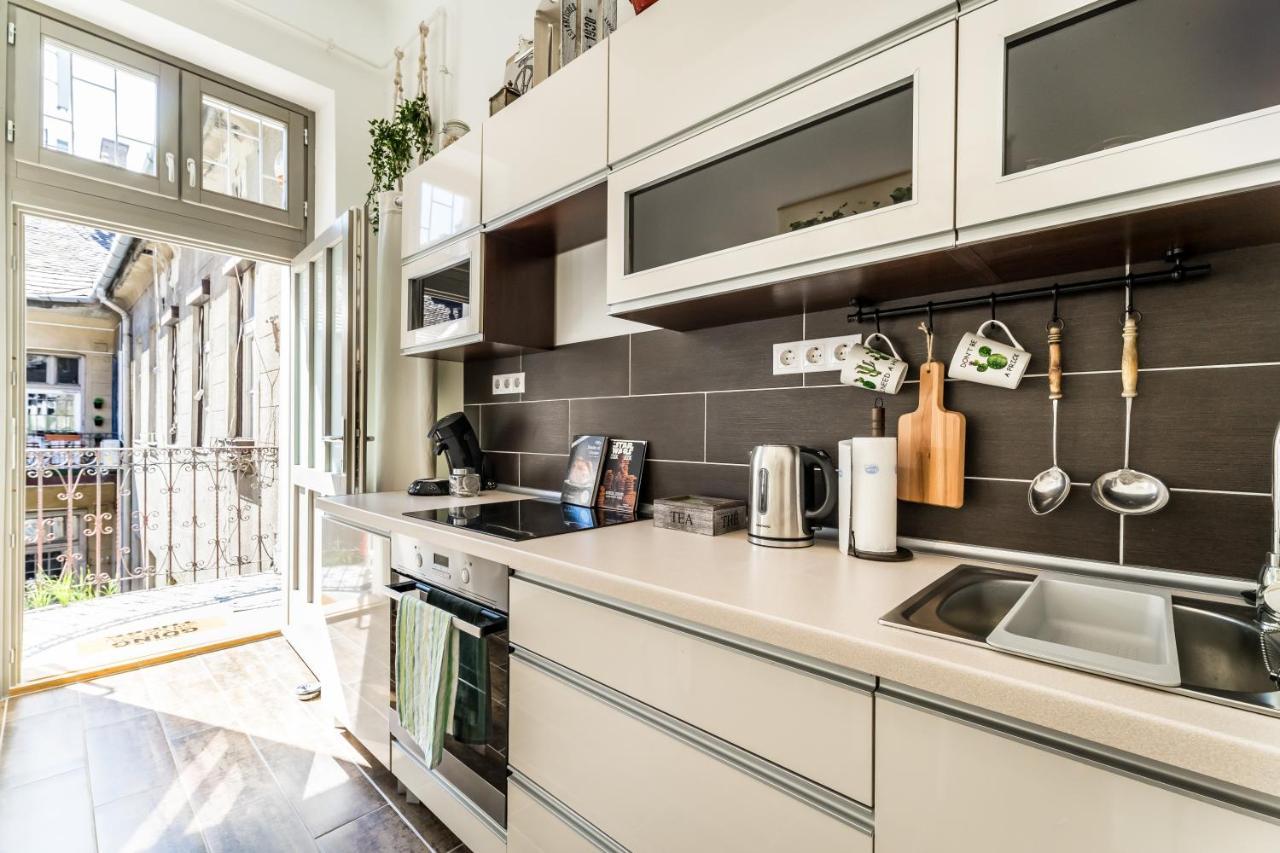 Sun-Splashed Retreat In The Heart Of A Vibrant Quarter Budapeşte Dış mekan fotoğraf