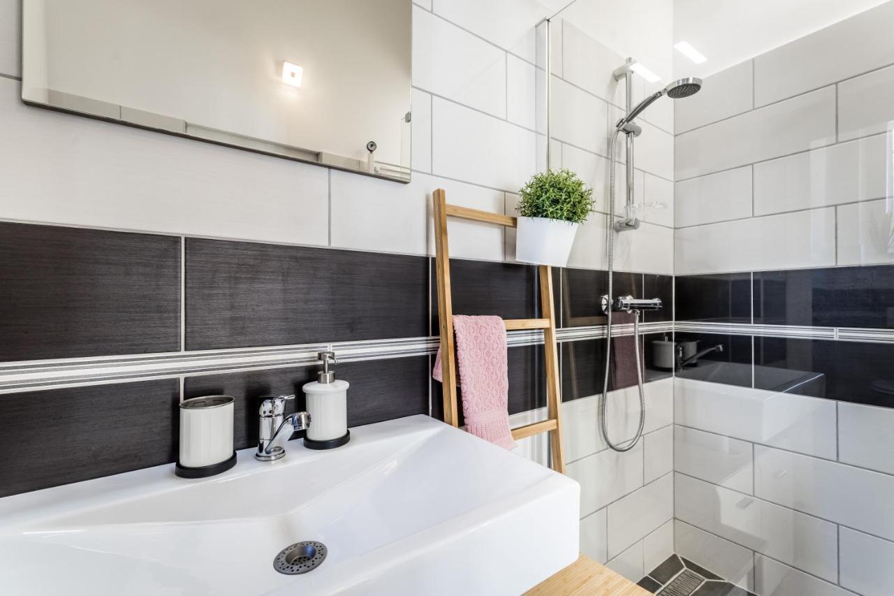 Sun-Splashed Retreat In The Heart Of A Vibrant Quarter Budapeşte Dış mekan fotoğraf